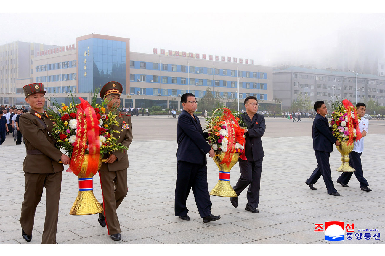 Floral tribute paid to great leaders Kim Il Sung and Kim Jong Il