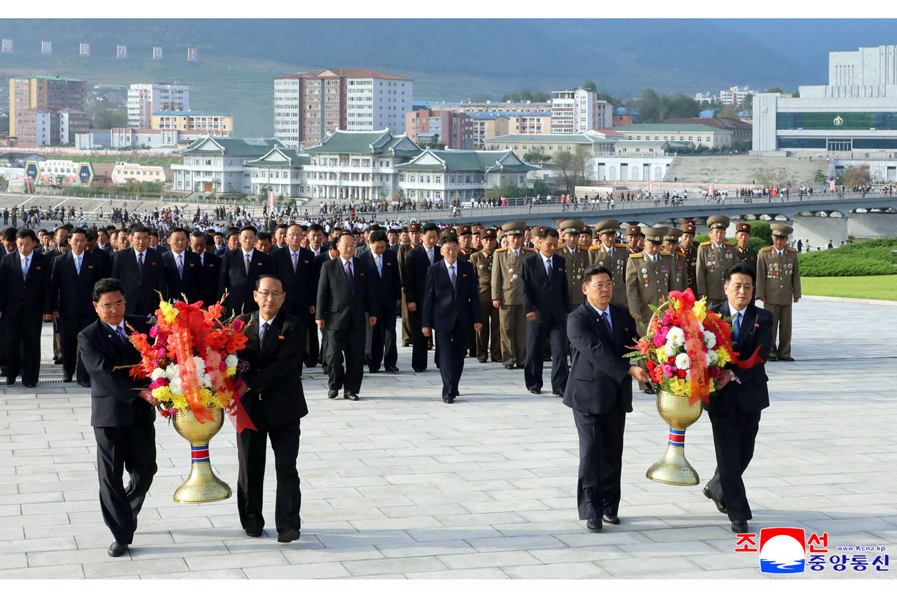 Floral tribute paid to great leaders Kim Il Sung and Kim Jong Il
