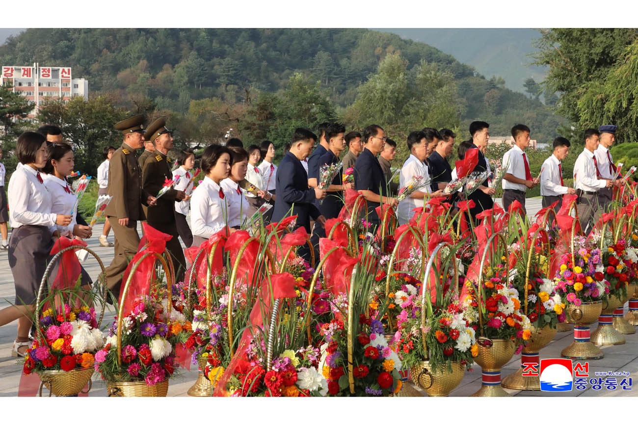 Floral tribute paid to great leaders Kim Il Sung and Kim Jong Il
