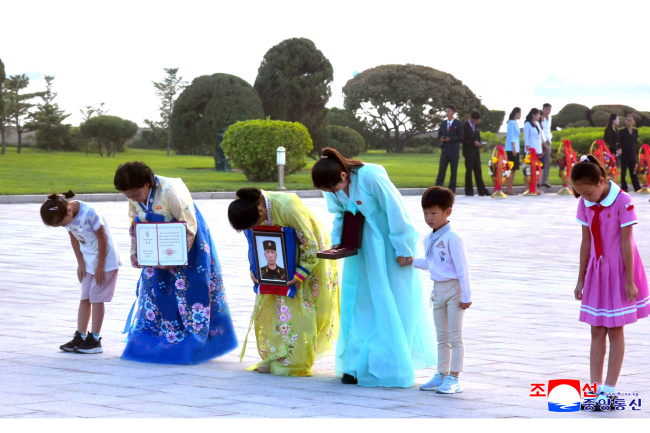 Floral tribute paid to great leaders Kim Il Sung and Kim Jong Il