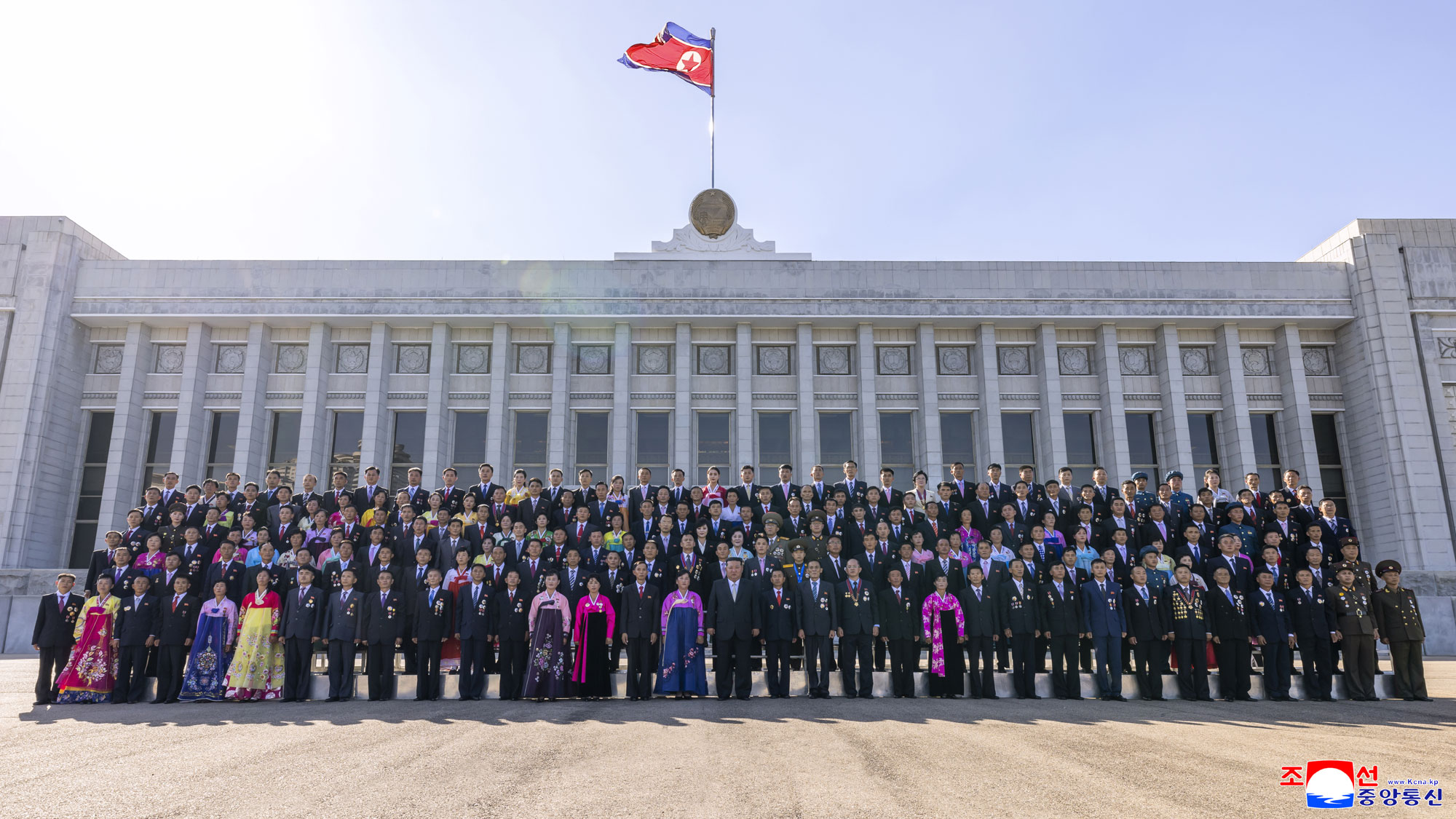 경애하는 김정은동지께서 공화국창건 77돐 경축행사에 초대된 로력혁신자, 공로자들을 만나시고 기념사진을 찍으시였다