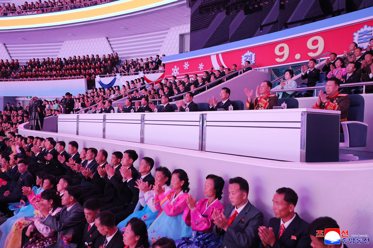 Performance given to celebrate 77th founding anniversary of DPRK