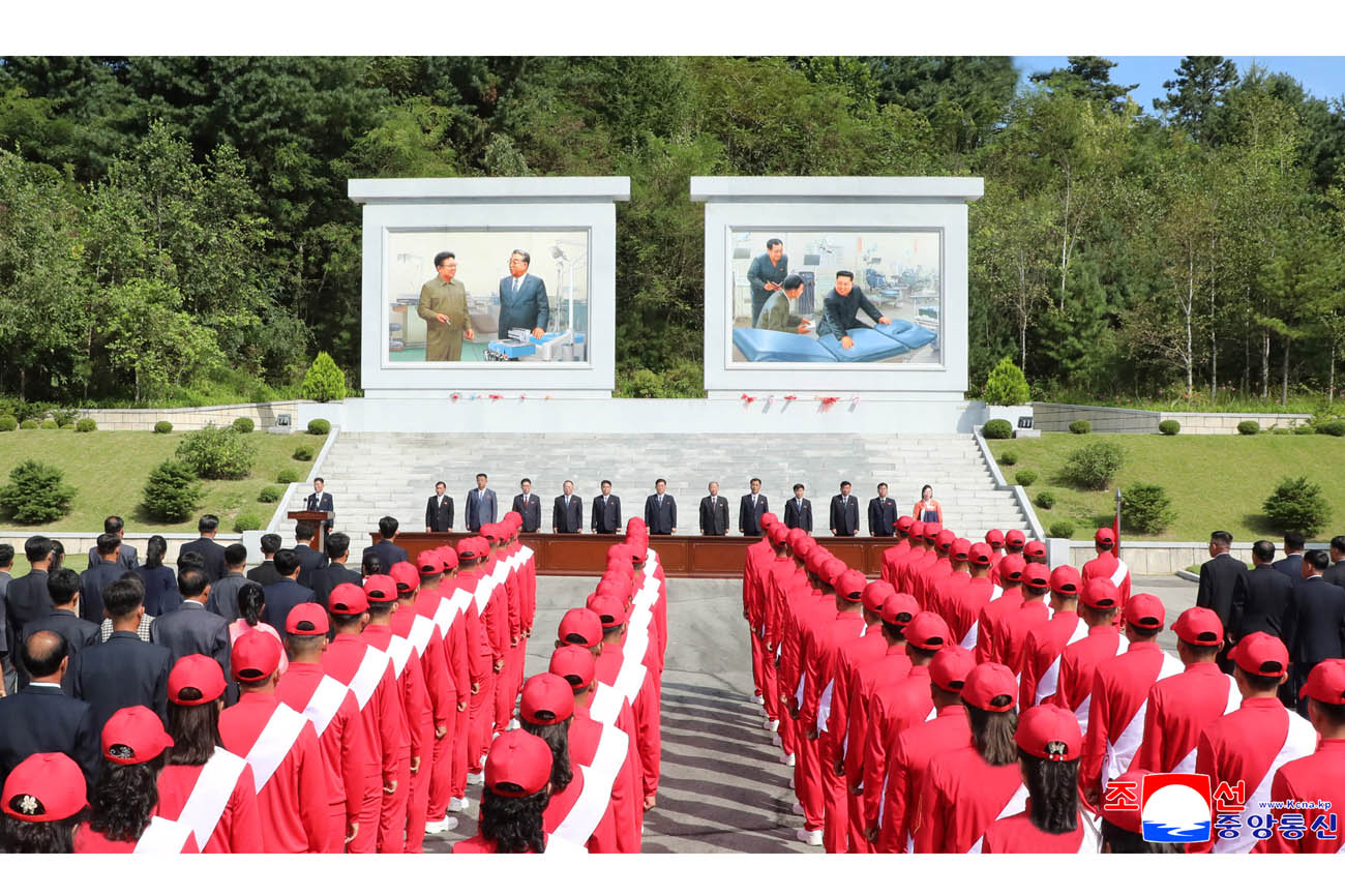 경애하는 김정은동지께 삼가 올리는 충성의 편지를 채택하는 각 도군중대회 진행, 편지이어달리기대렬들 평양을 향해 출발