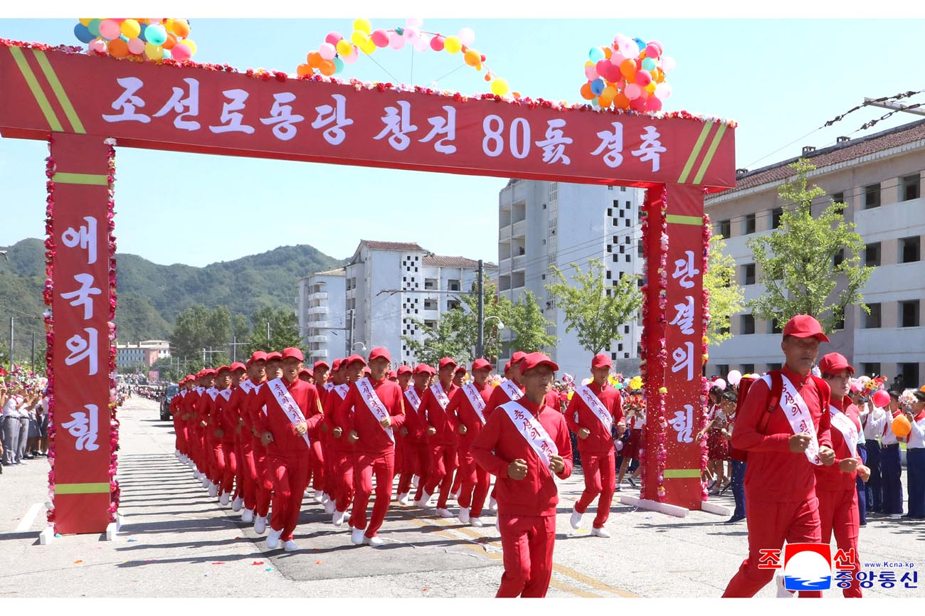 경애하는 김정은동지께 삼가 올리는 충성의 편지를 채택하는 각 도군중대회 진행, 편지이어달리기대렬들 평양을 향해 출발