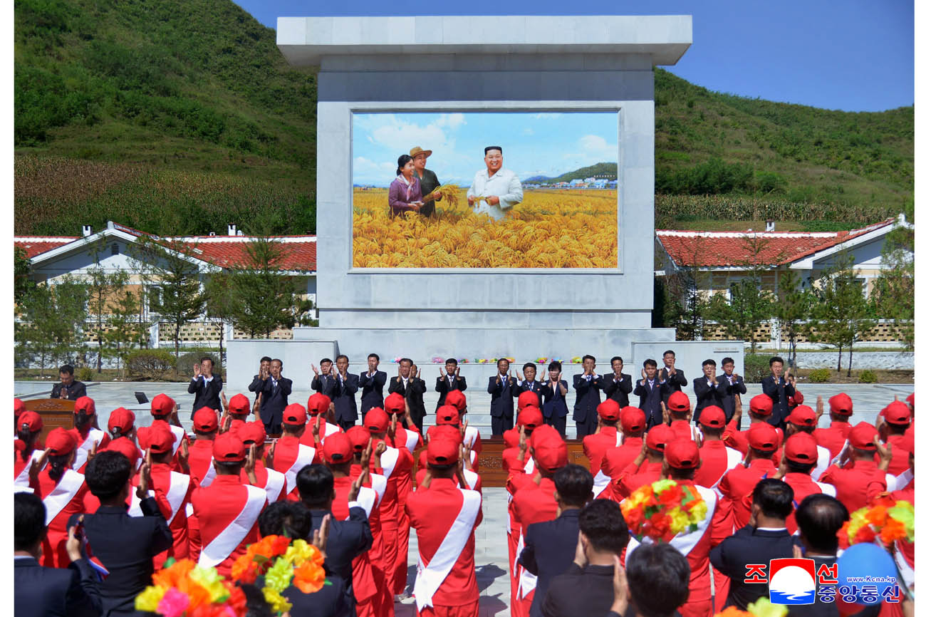 경애하는 김정은동지께 삼가 올리는 충성의 편지를 채택하는 각 도군중대회 진행, 편지이어달리기대렬들 평양을 향해 출발