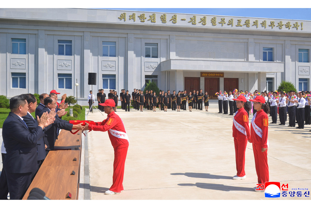 경애하는 김정은동지께 삼가 올리는 충성의 편지를 채택하는 각 도군중대회 진행, 편지이어달리기대렬들 평양을 향해 출발