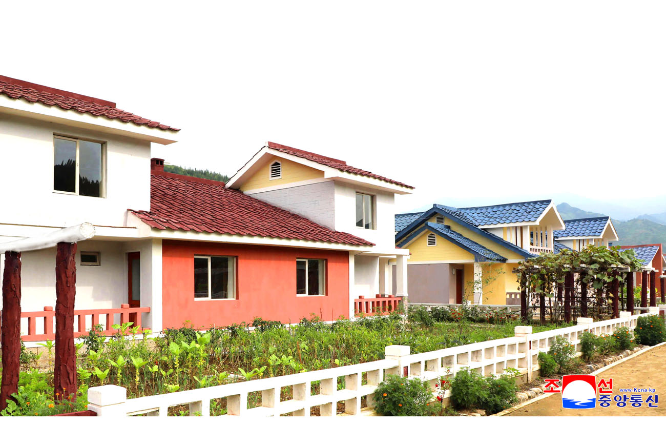 People move into new houses at Unsong Farm in Jonchon County