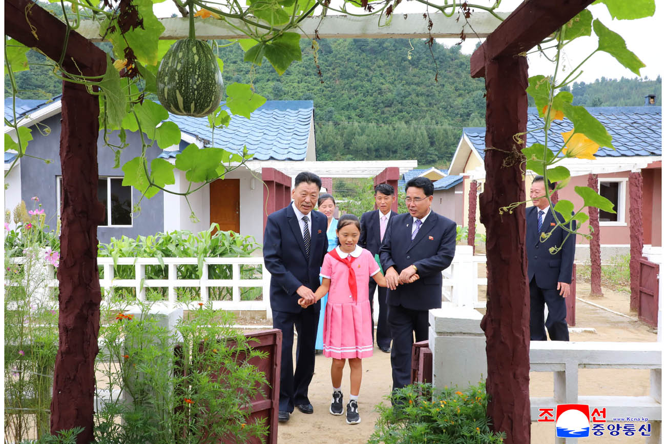 People move into new houses at Unsong Farm in Jonchon County