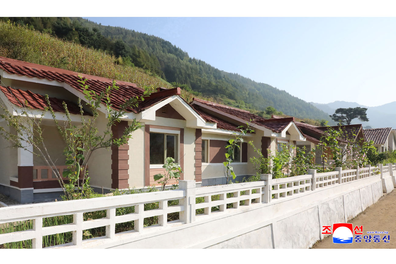 People move into new houses at Yonghung Farm in Sijung County