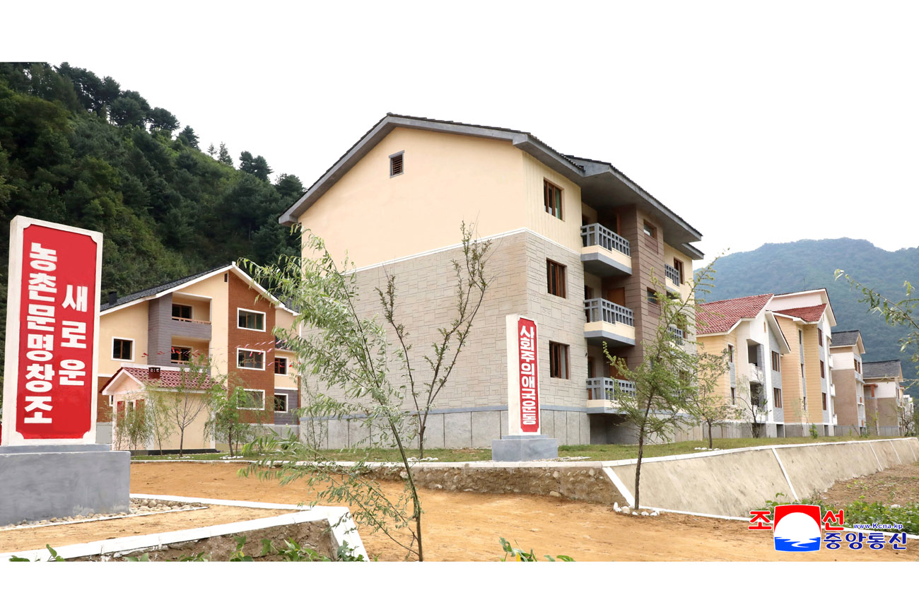 People move into new houses at Yonghung Farm in Sijung County