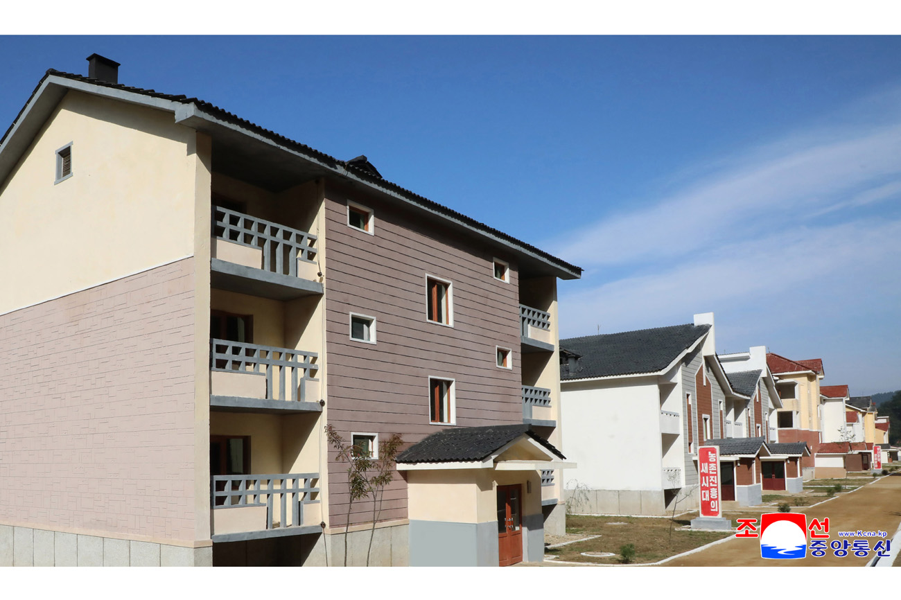 People move into new houses at Yonghung Farm in Sijung County