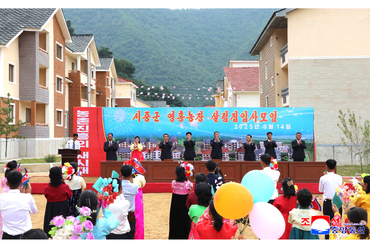 People move into new houses at Yonghung Farm in Sijung County