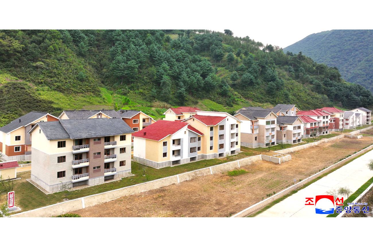 People move into new houses at Yonghung Farm in Sijung County