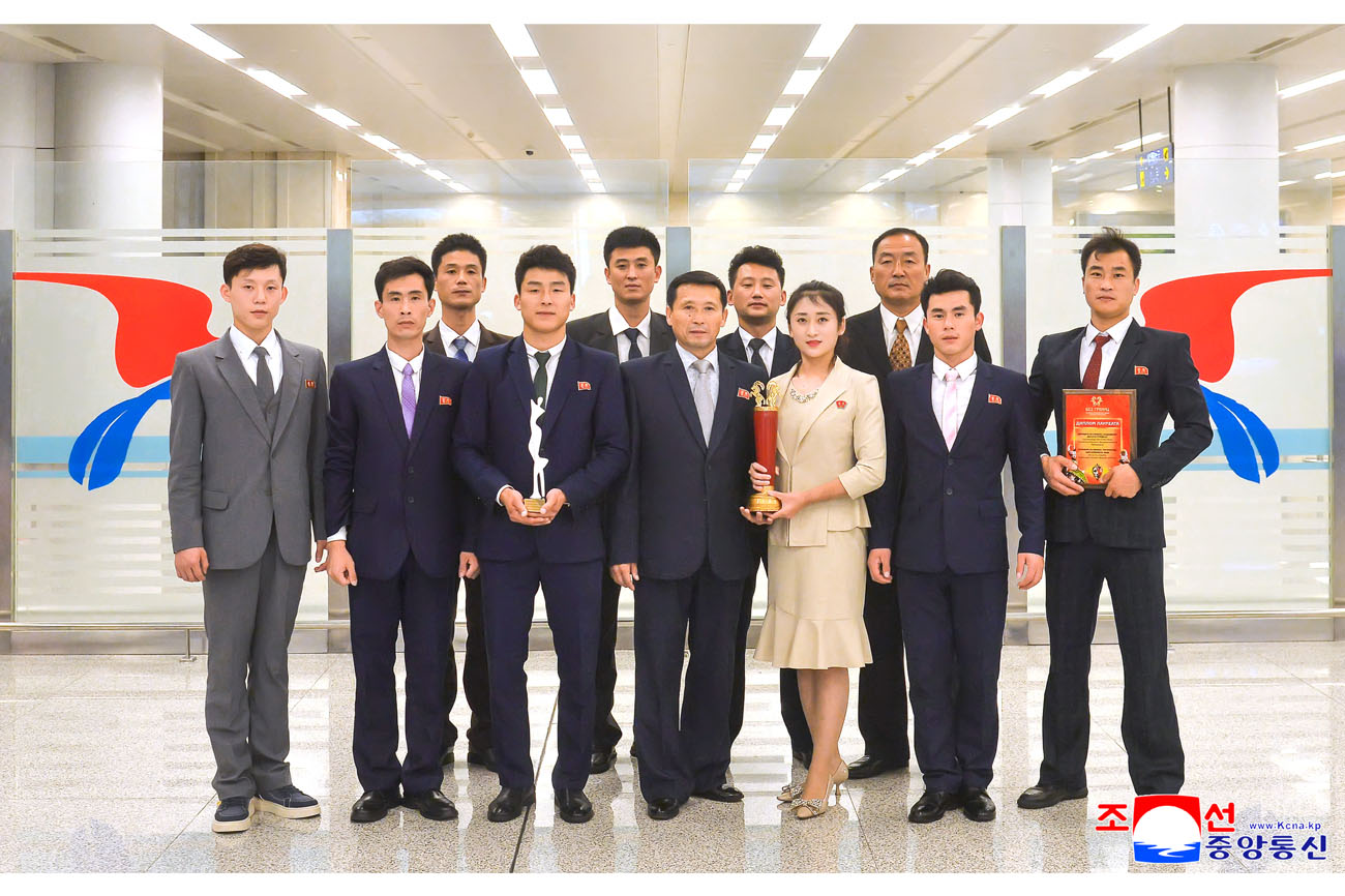DPRK acrobats back home