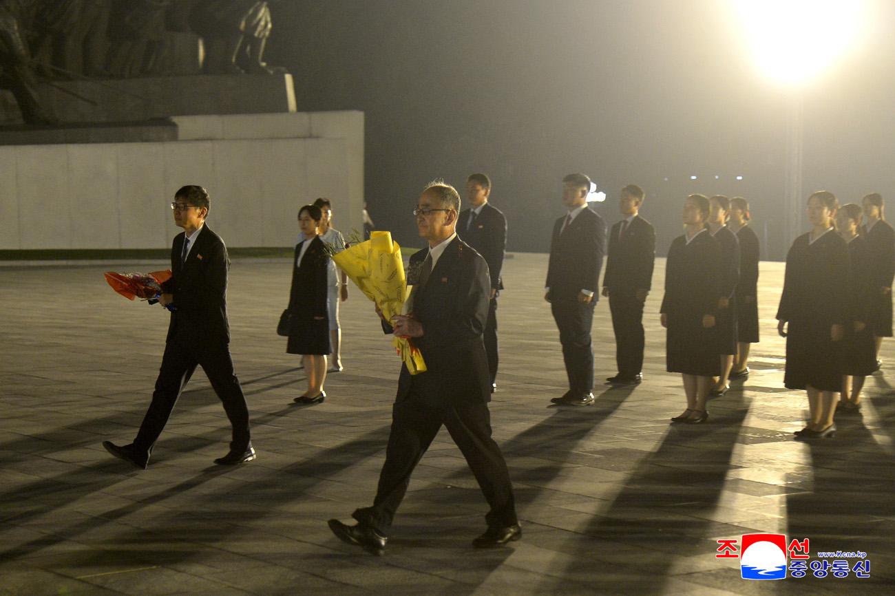 Tribute paid to great leaders Kim Il Sung and Kim Jong Il