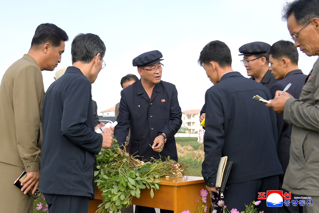 Premier Pak Thae Song makes field survey of different sectors