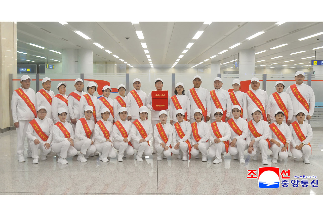 Delegation of letter-carrying relay racers of GAKC here