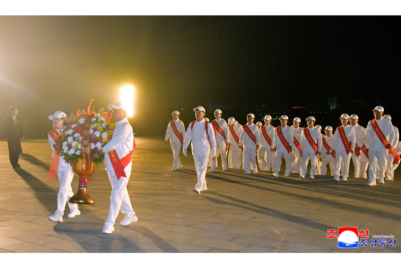 Floral tribute paid to great leaders Kim Il Sung and Kim Jong Il