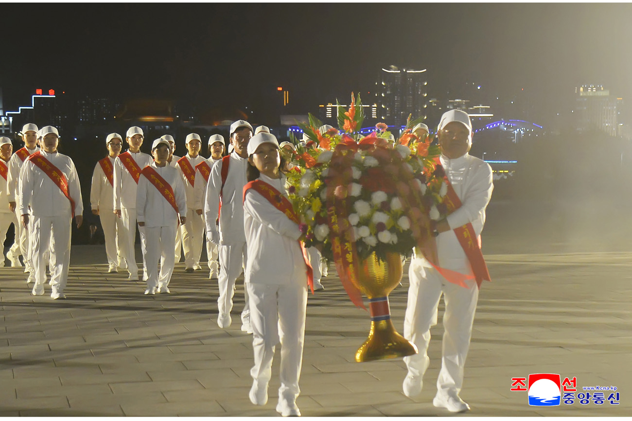 Floral tribute paid to great leaders Kim Il Sung and Kim Jong Il