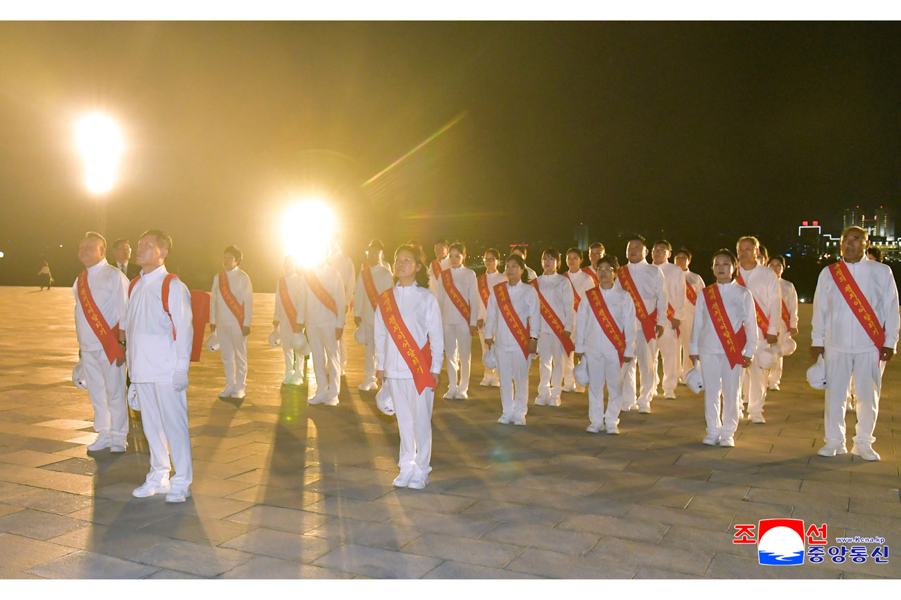 Floral tribute paid to great leaders Kim Il Sung and Kim Jong Il