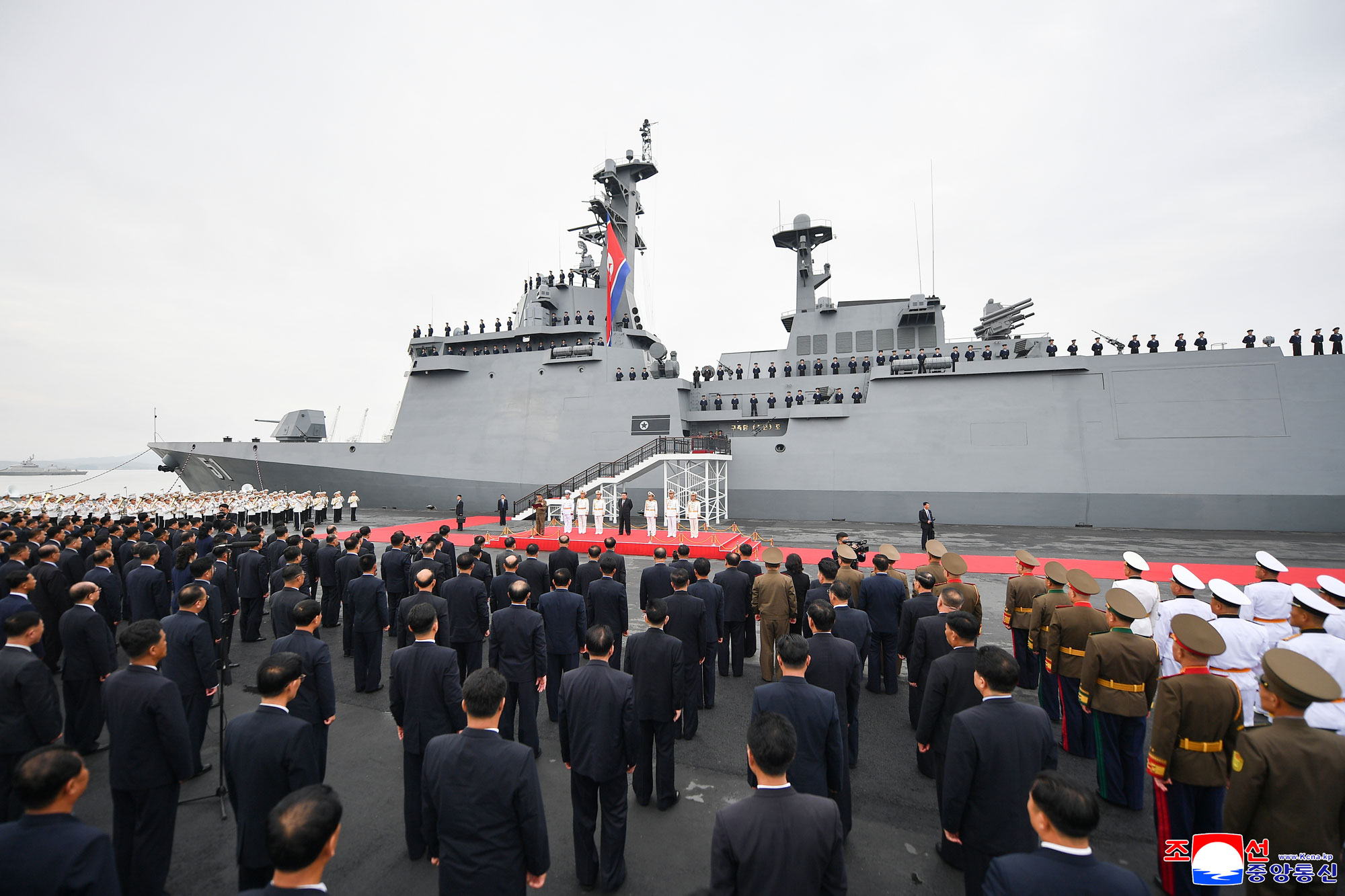 敬爱的金正恩同志按照武器装备展览会“国防发展－２０２５”第二天参观日程，同开幕式参加者一起参观“崔贤”号驱逐舰