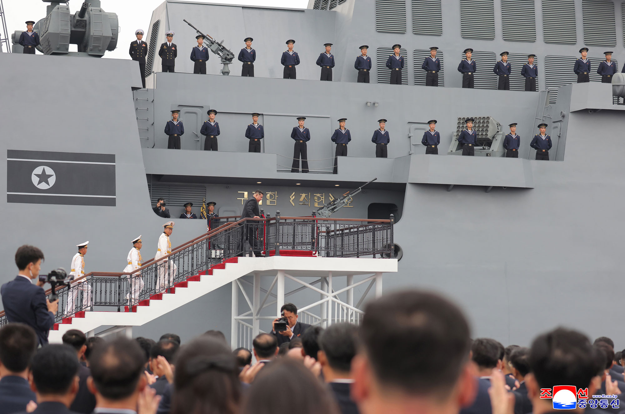 敬爱的金正恩同志按照武器装备展览会“国防发展－２０２５”第二天参观日程，同开幕式参加者一起参观“崔贤”号驱逐舰
