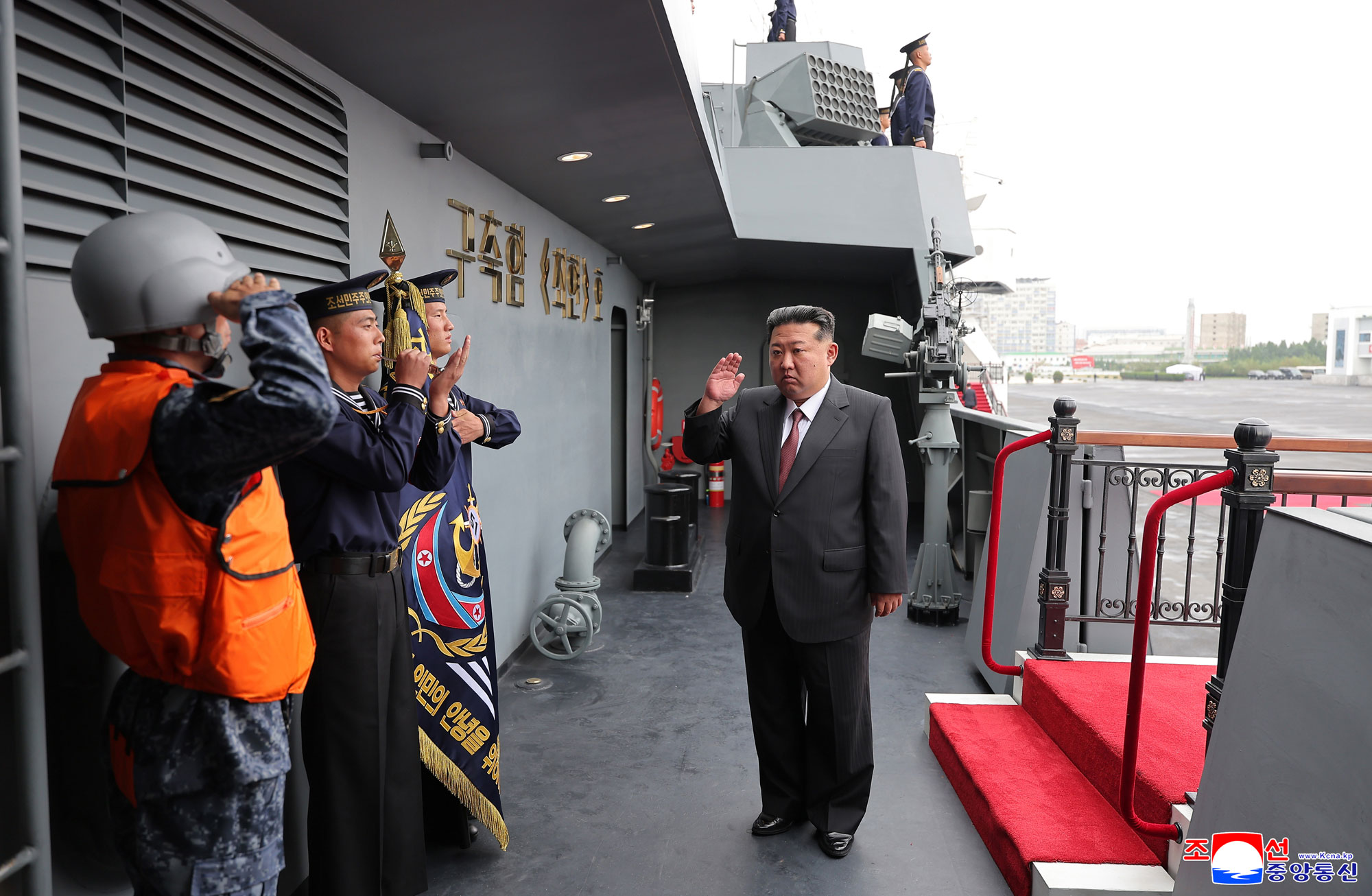 敬爱的金正恩同志按照武器装备展览会“国防发展－２０２５”第二天参观日程，同开幕式参加者一起参观“崔贤”号驱逐舰