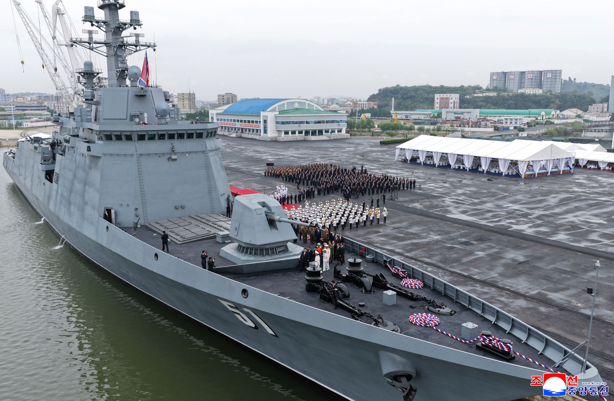 敬爱的金正恩同志按照武器装备展览会“国防发展－２０２５”第二天参观日程，同开幕式参加者一起参观“崔贤”号驱逐舰
