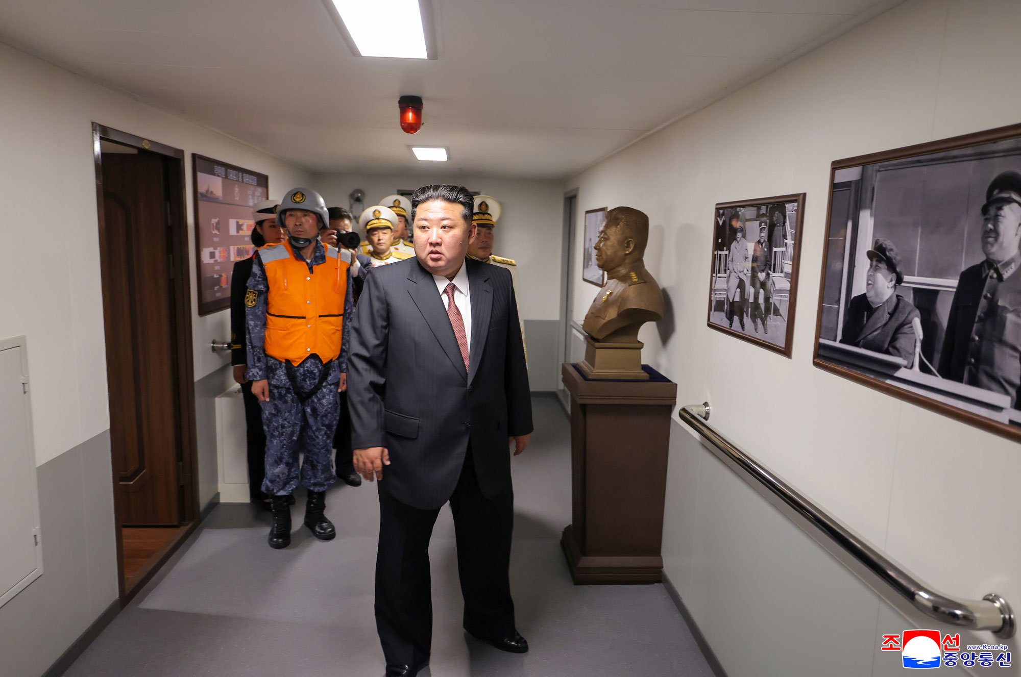 敬爱的金正恩同志按照武器装备展览会“国防发展－２０２５”第二天参观日程，同开幕式参加者一起参观“崔贤”号驱逐舰