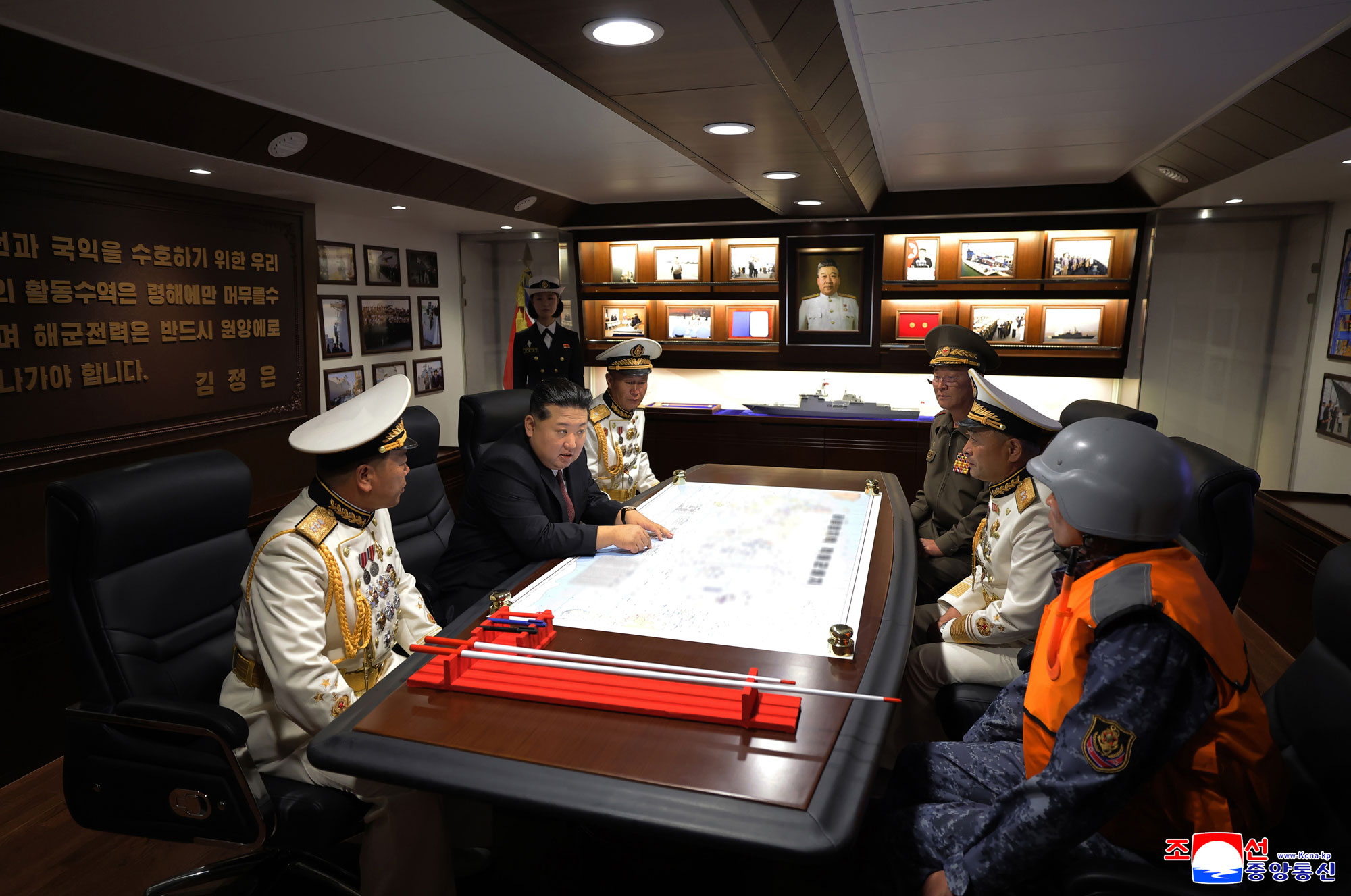 敬爱的金正恩同志按照武器装备展览会“国防发展－２０２５”第二天参观日程，同开幕式参加者一起参观“崔贤”号驱逐舰
