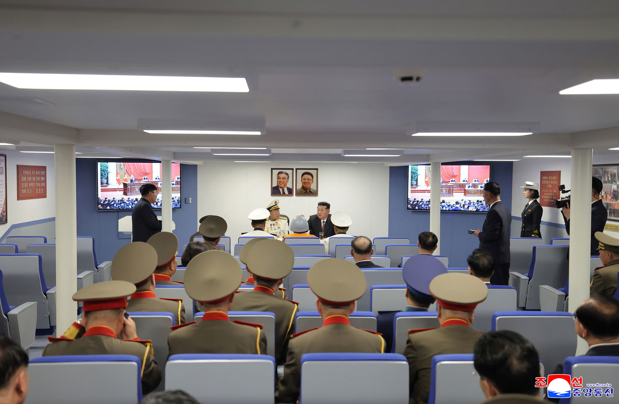 敬爱的金正恩同志按照武器装备展览会“国防发展－２０２５”第二天参观日程，同开幕式参加者一起参观“崔贤”号驱逐舰