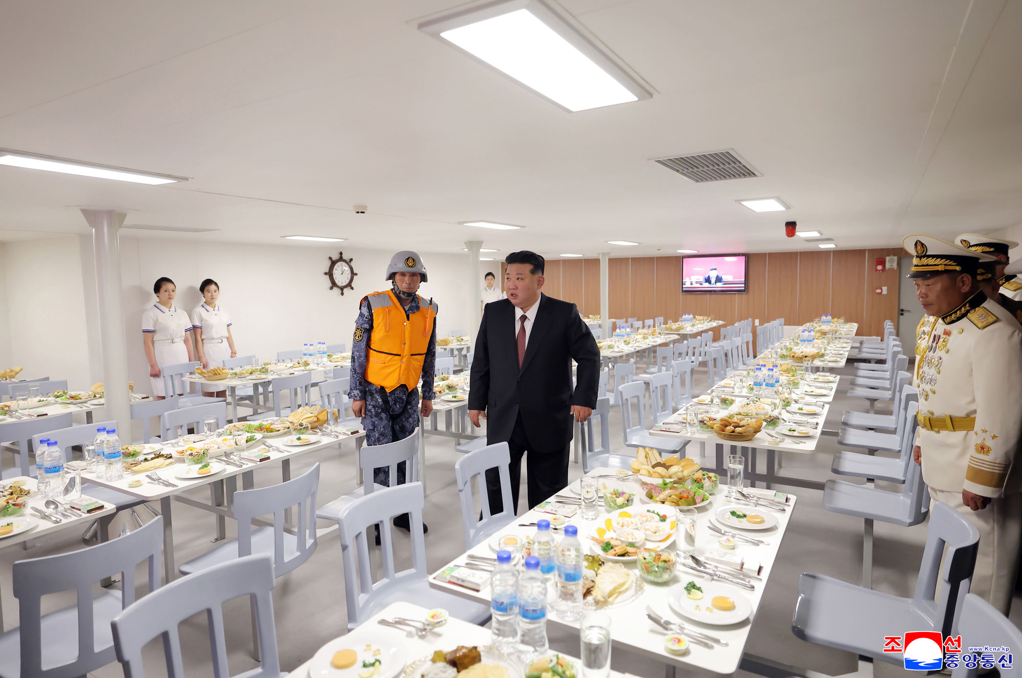 敬爱的金正恩同志按照武器装备展览会“国防发展－２０２５”第二天参观日程，同开幕式参加者一起参观“崔贤”号驱逐舰
