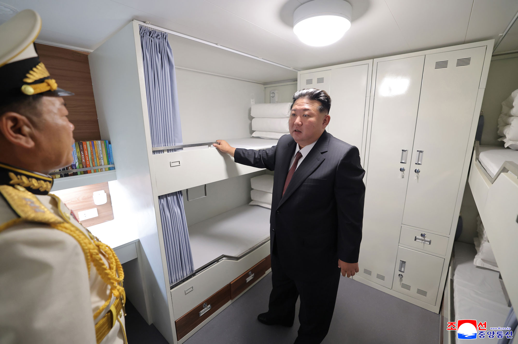 敬爱的金正恩同志按照武器装备展览会“国防发展－２０２５”第二天参观日程，同开幕式参加者一起参观“崔贤”号驱逐舰