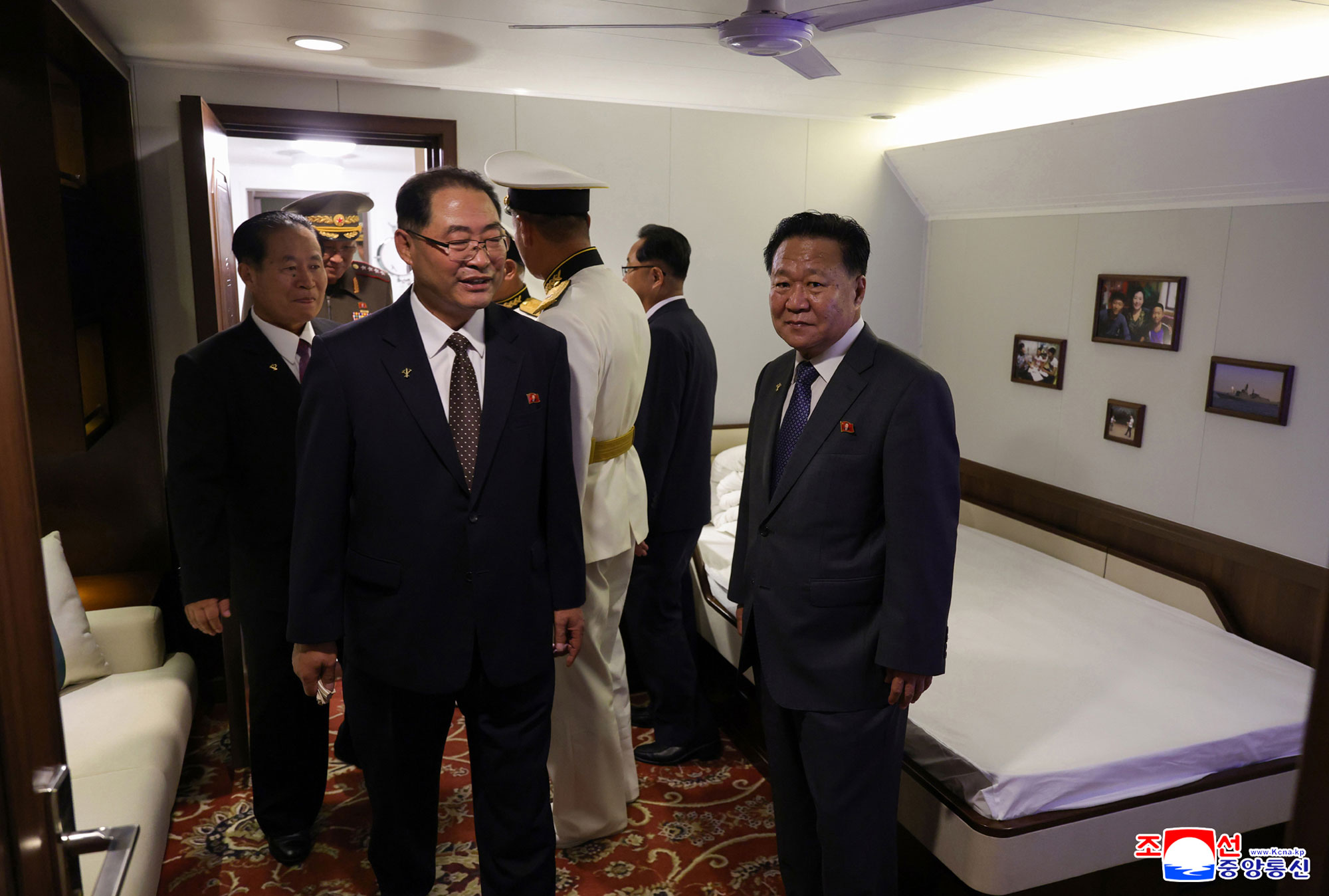 敬爱的金正恩同志按照武器装备展览会“国防发展－２０２５”第二天参观日程，同开幕式参加者一起参观“崔贤”号驱逐舰
