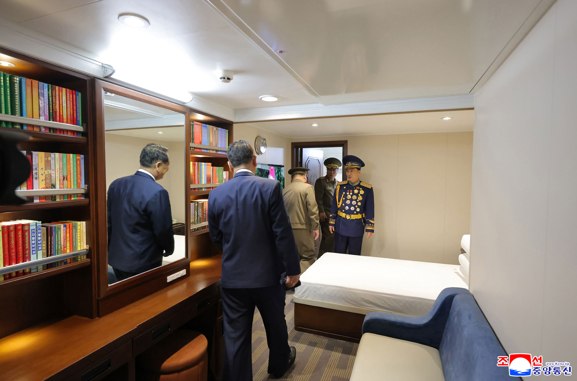 敬爱的金正恩同志按照武器装备展览会“国防发展－２０２５”第二天参观日程，同开幕式参加者一起参观“崔贤”号驱逐舰