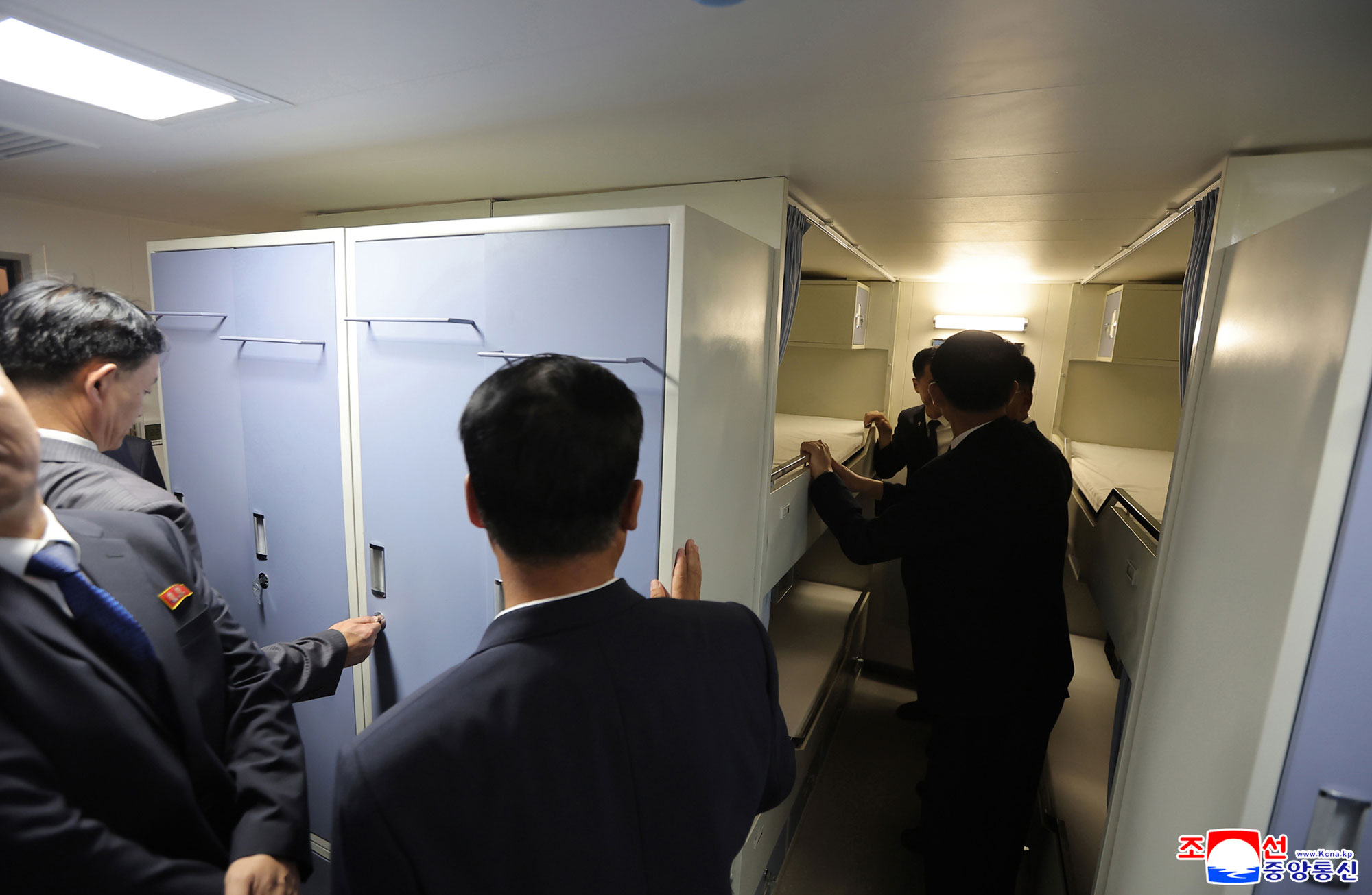 敬爱的金正恩同志按照武器装备展览会“国防发展－２０２５”第二天参观日程，同开幕式参加者一起参观“崔贤”号驱逐舰