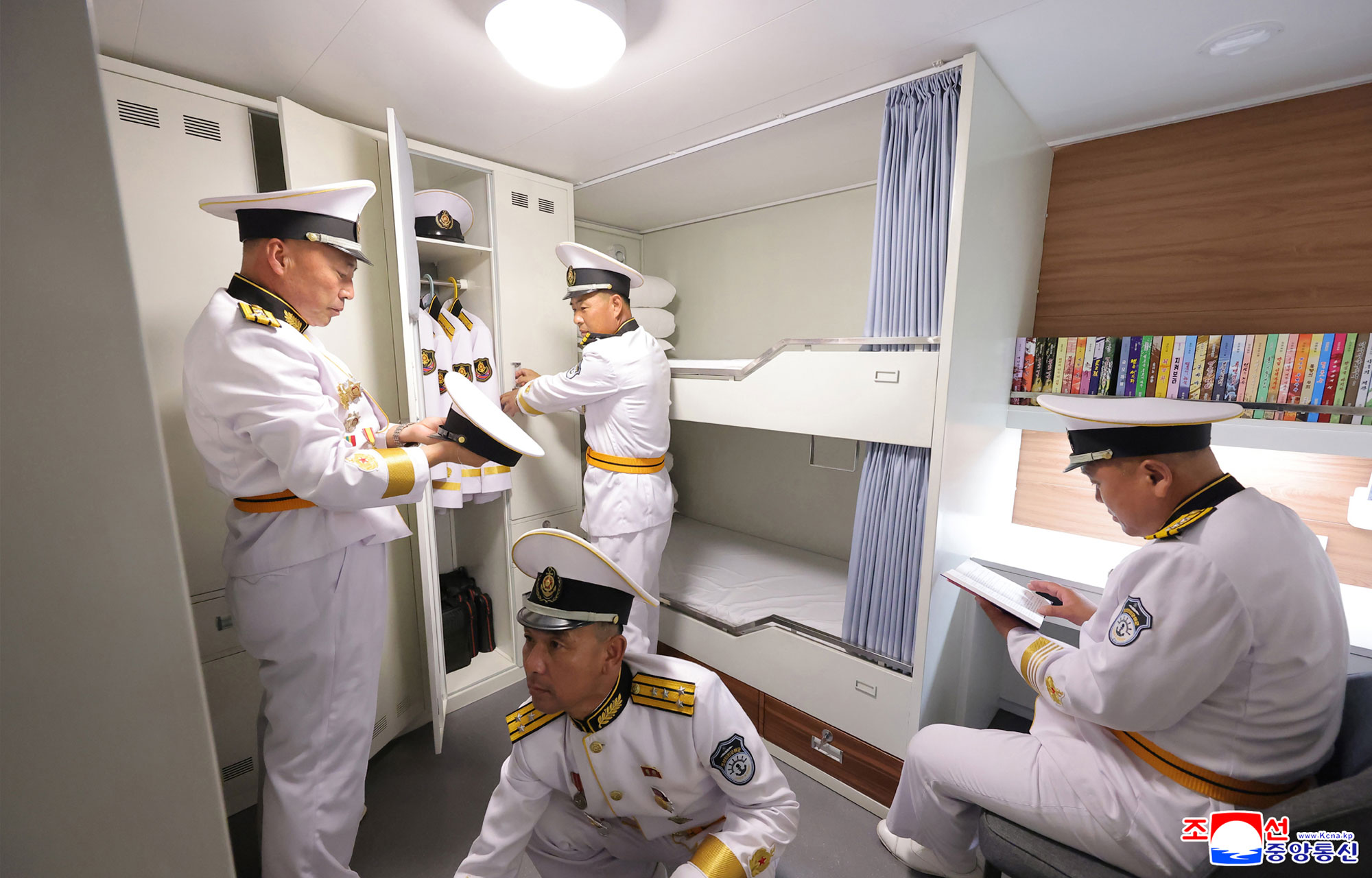 敬爱的金正恩同志按照武器装备展览会“国防发展－２０２５”第二天参观日程，同开幕式参加者一起参观“崔贤”号驱逐舰