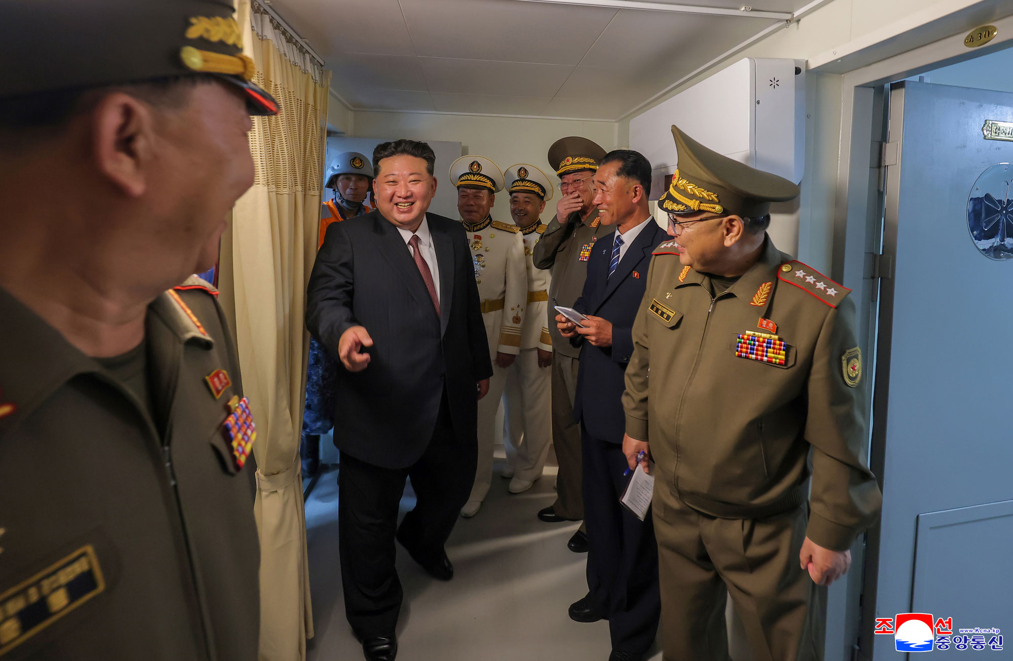 敬爱的金正恩同志按照武器装备展览会“国防发展－２０２５”第二天参观日程，同开幕式参加者一起参观“崔贤”号驱逐舰