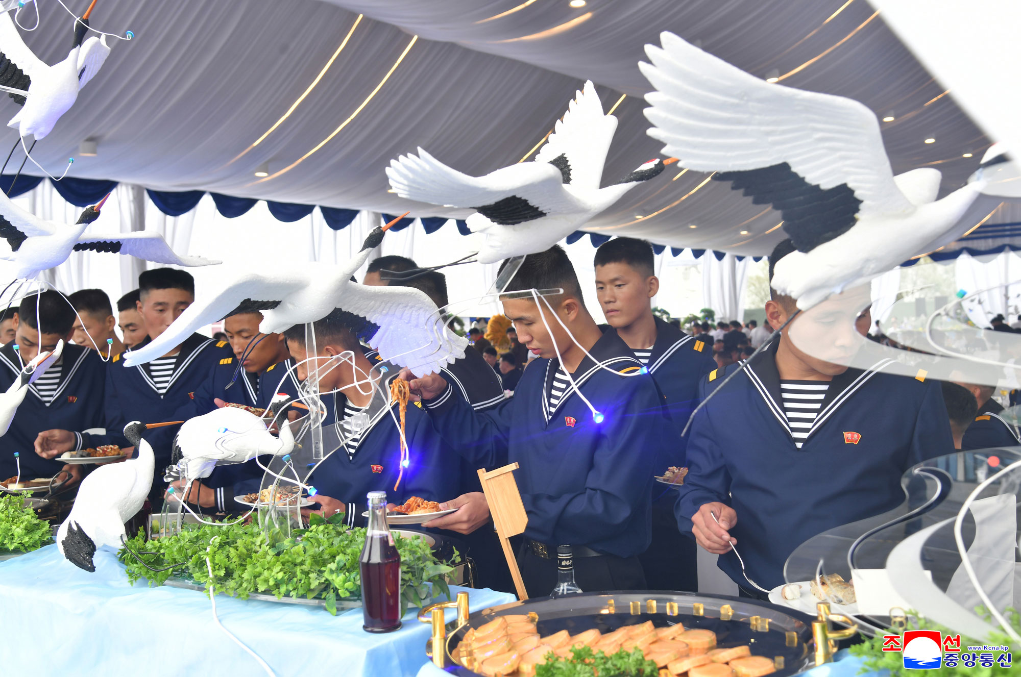 敬爱的金正恩同志按照武器装备展览会“国防发展－２０２５”第二天参观日程，同开幕式参加者一起参观“崔贤”号驱逐舰