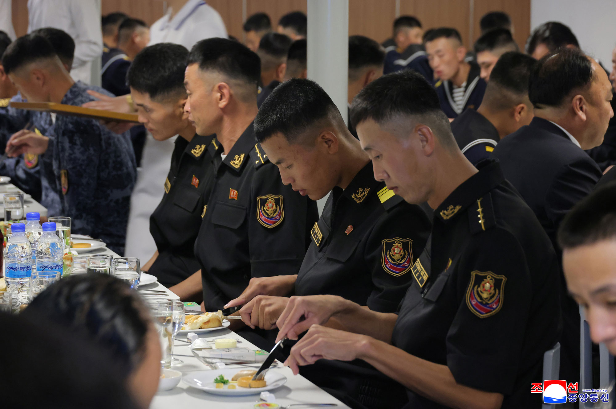 敬爱的金正恩同志按照武器装备展览会“国防发展－２０２５”第二天参观日程，同开幕式参加者一起参观“崔贤”号驱逐舰