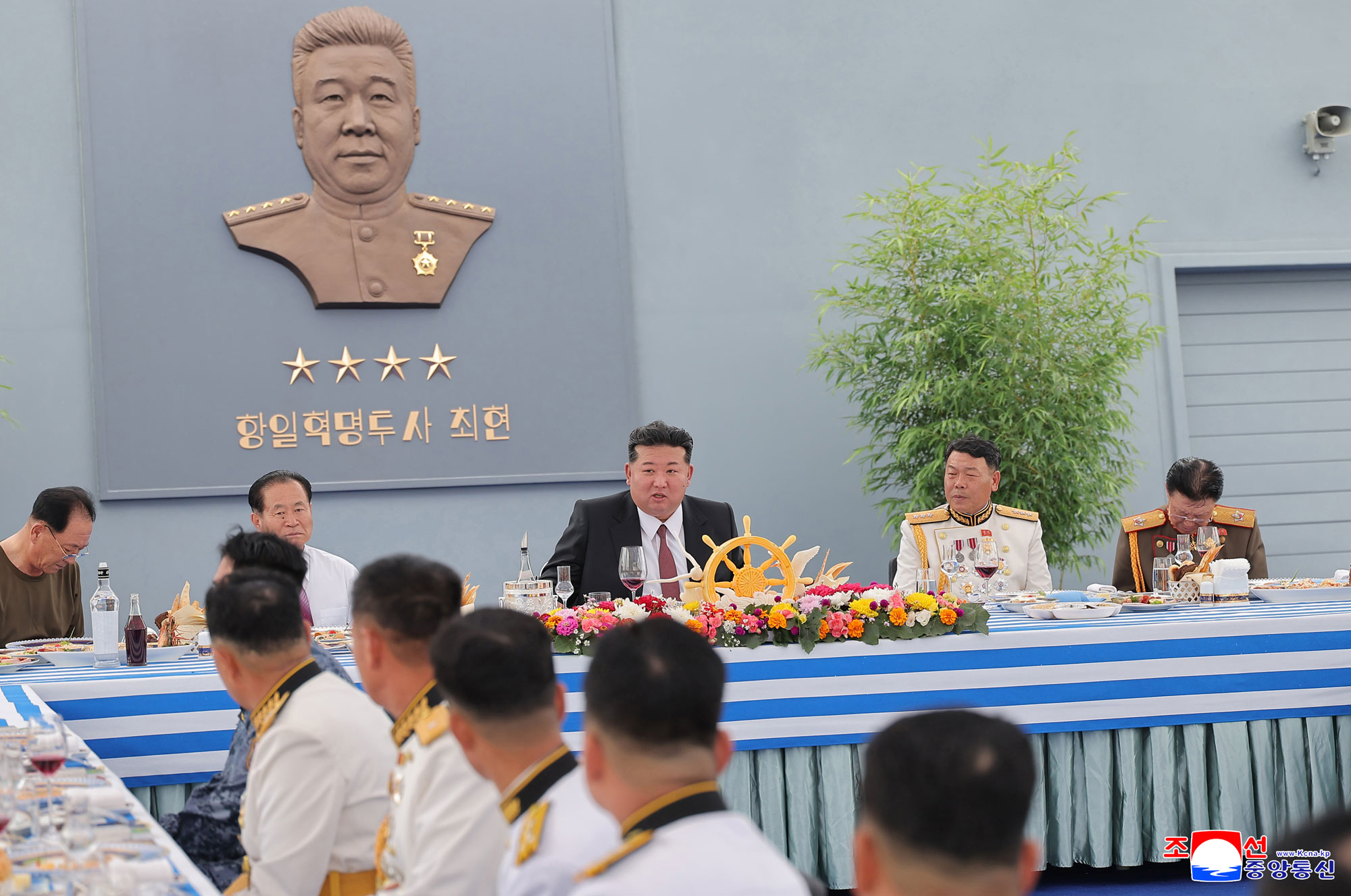 敬爱的金正恩同志按照武器装备展览会“国防发展－２０２５”第二天参观日程，同开幕式参加者一起参观“崔贤”号驱逐舰