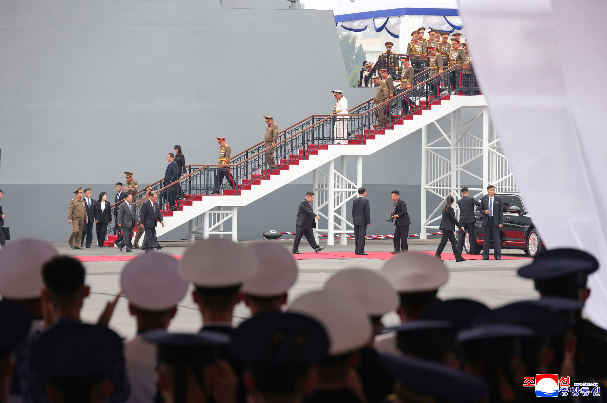 敬爱的金正恩同志按照武器装备展览会“国防发展－２０２５”第二天参观日程，同开幕式参加者一起参观“崔贤”号驱逐舰