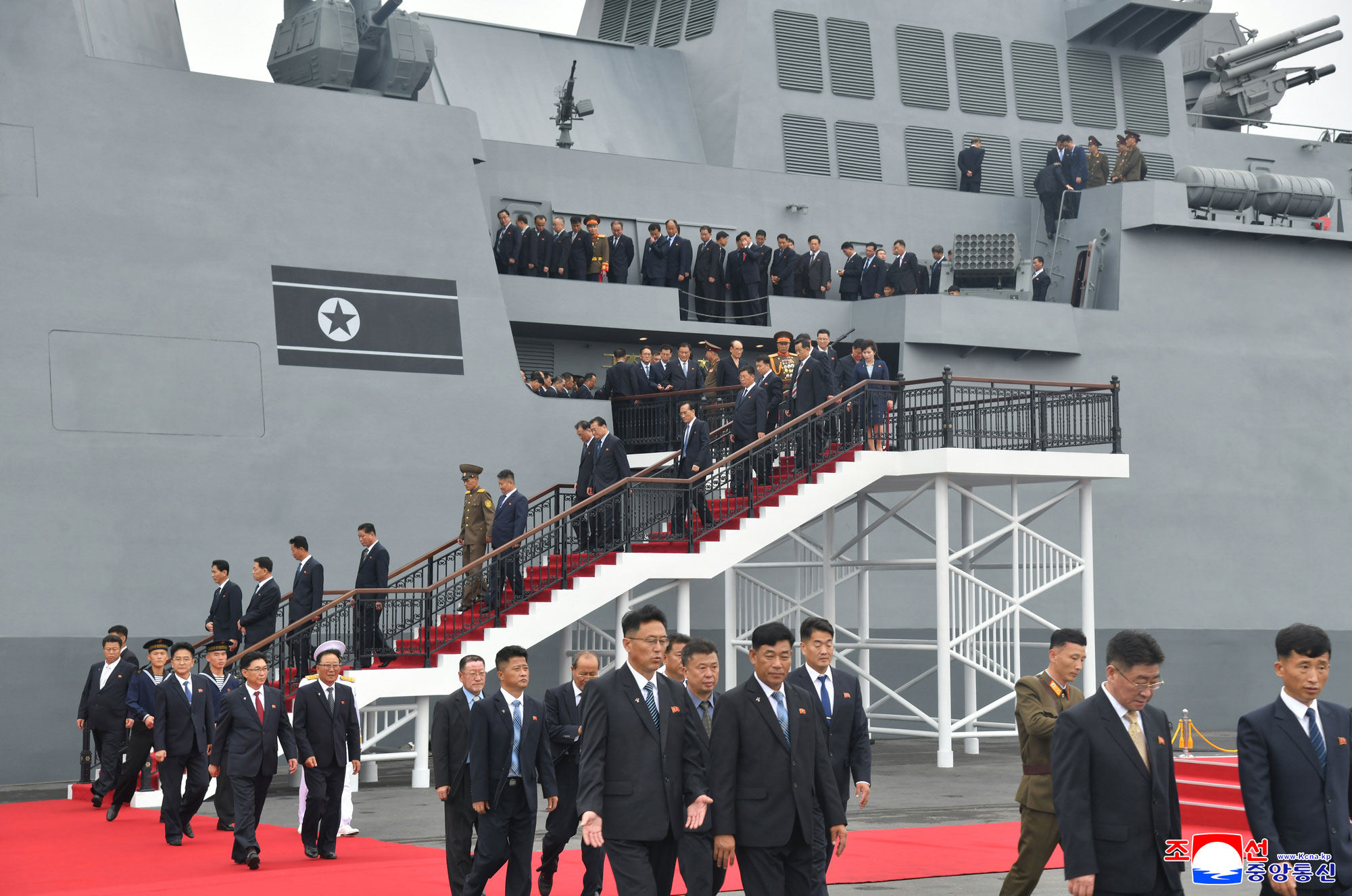 敬爱的金正恩同志按照武器装备展览会“国防发展－２０２５”第二天参观日程，同开幕式参加者一起参观“崔贤”号驱逐舰