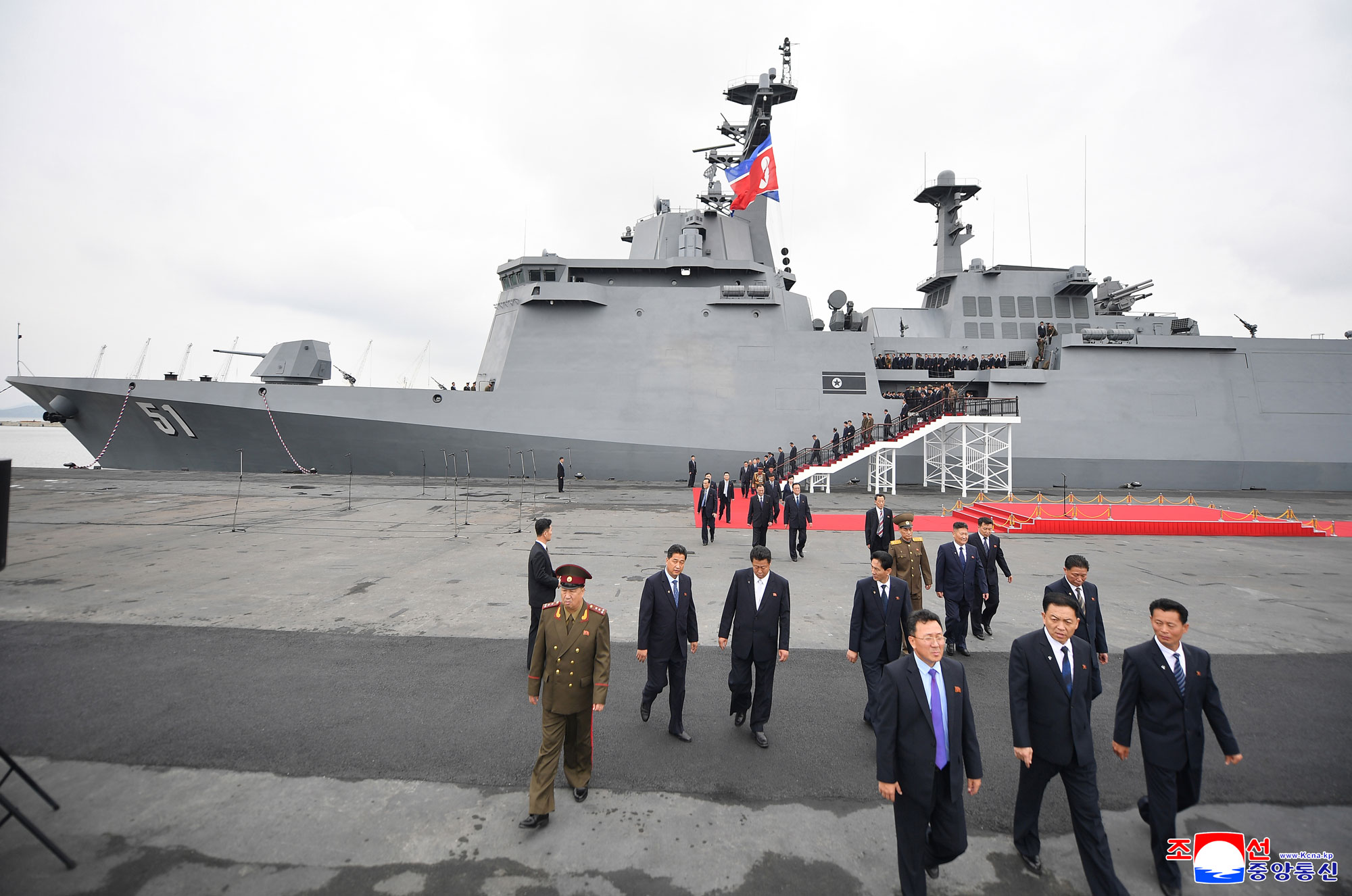 敬爱的金正恩同志按照武器装备展览会“国防发展－２０２５”第二天参观日程，同开幕式参加者一起参观“崔贤”号驱逐舰