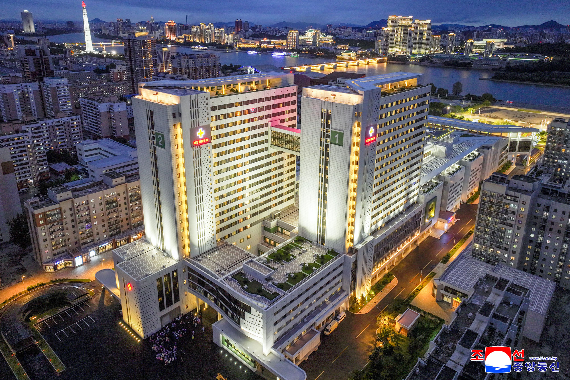 承载朝鲜劳动党的火热夙愿建成的爱民纪念碑平壤综合医院竣工典礼隆重举行