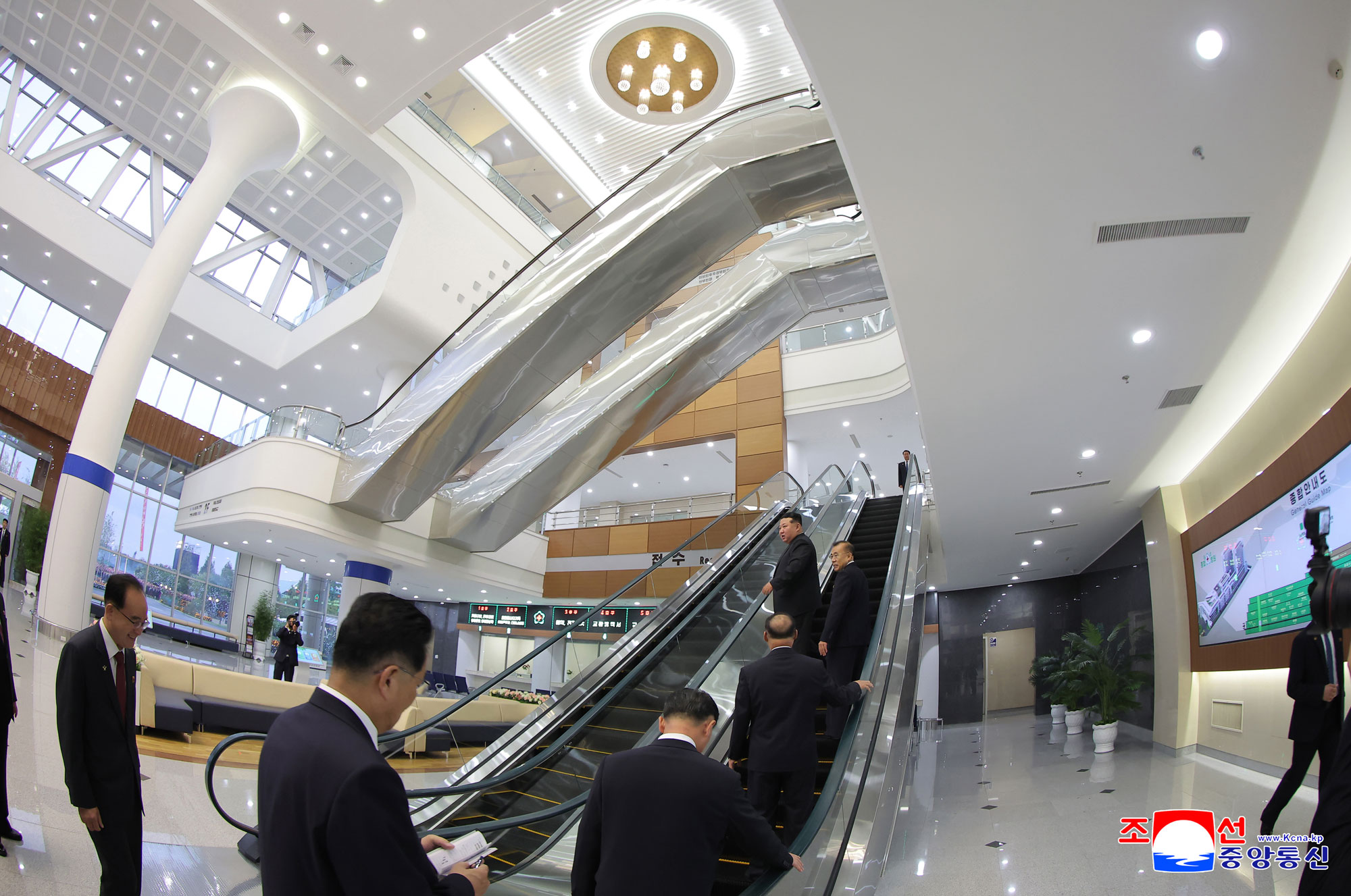 承载朝鲜劳动党的火热夙愿建成的爱民纪念碑平壤综合医院竣工典礼隆重举行