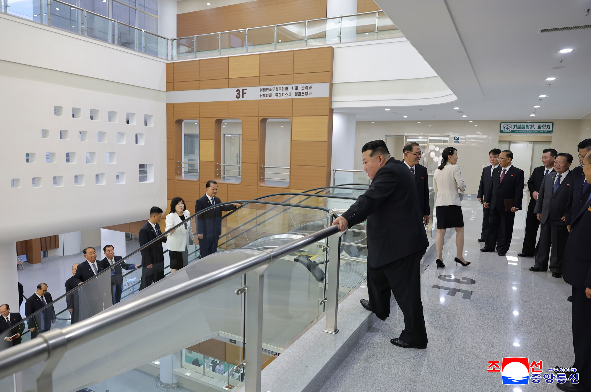 承载朝鲜劳动党的火热夙愿建成的爱民纪念碑平壤综合医院竣工典礼隆重举行