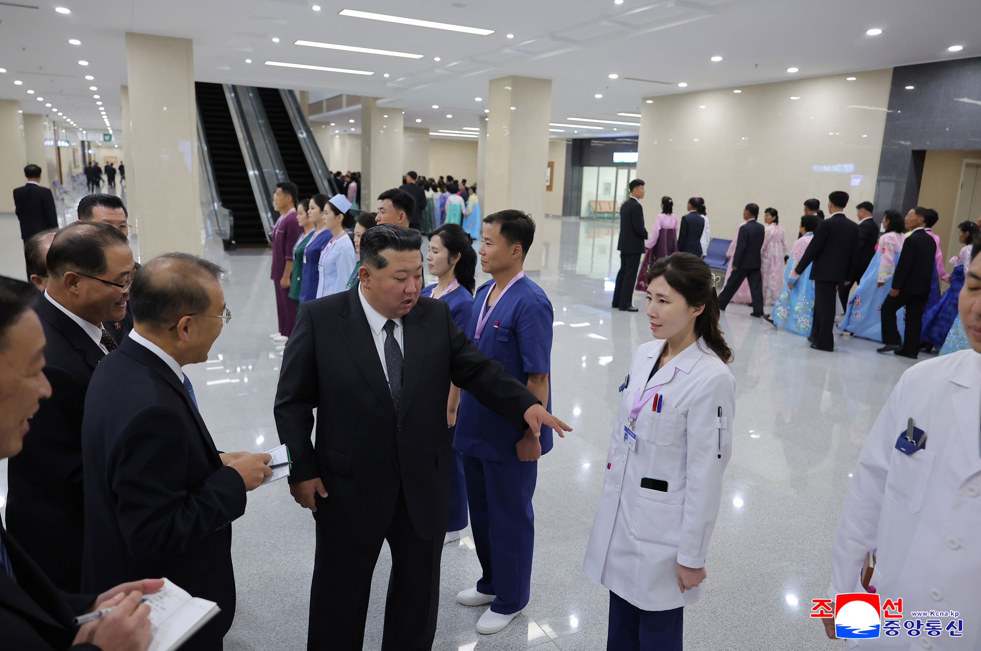 承载朝鲜劳动党的火热夙愿建成的爱民纪念碑平壤综合医院竣工典礼隆重举行