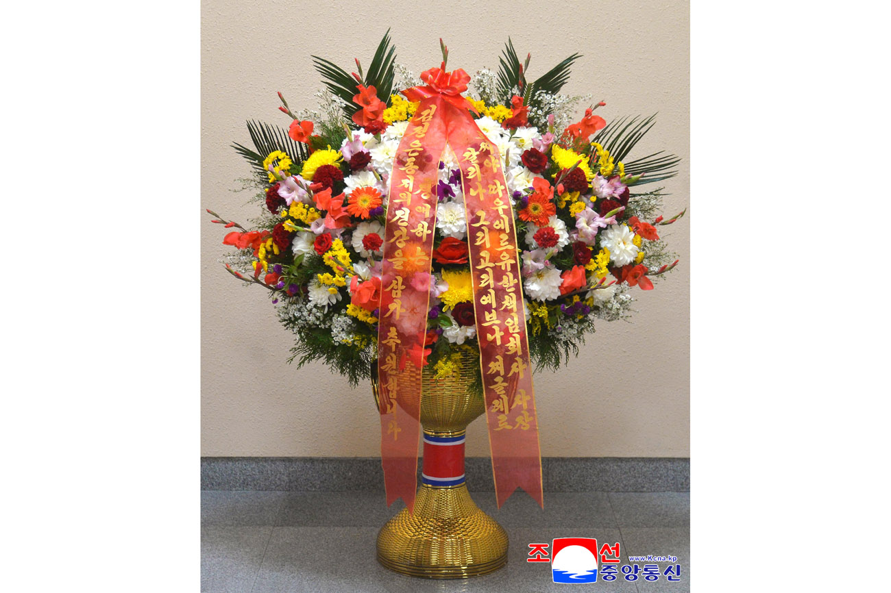 경애하는 김정은동지께 외국의 인사들이 꽃바구니를 보내여왔다