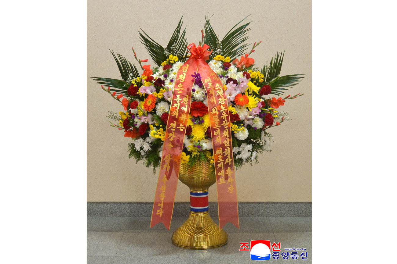 경애하는 김정은동지께 외국의 인사들이 꽃바구니를 보내여왔다